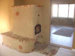 Lehmofen beheizt zwei Räume